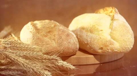 Bread and wheat ears on the table. Slow motion 240 fps. Vídeo Stock 55284070