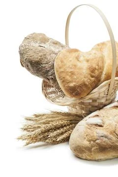 Bread and wheat ears wicker basket isolated Foto stock
