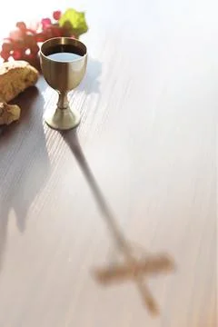 The bread and wine of the Eucharist, a shadow of the cross of Jesus Christ 스톡 사진