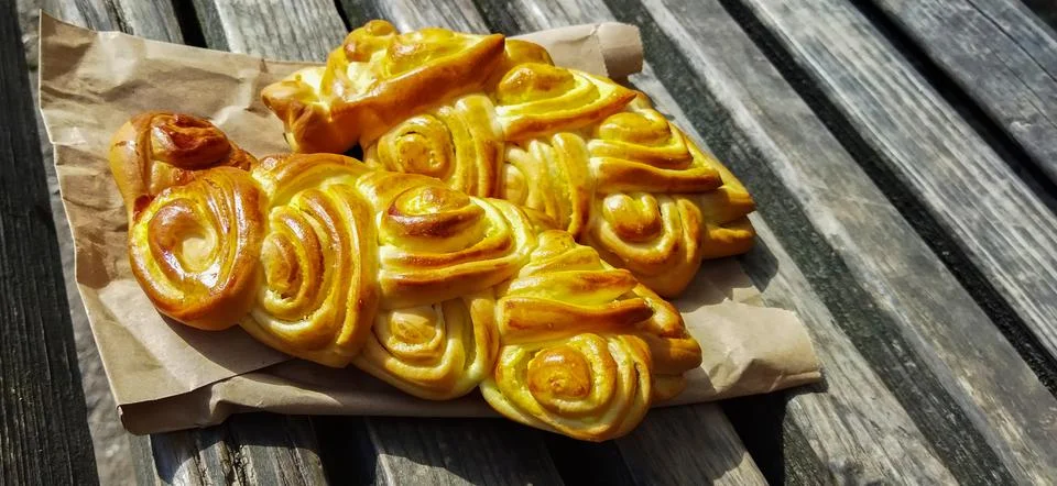 Bread art, small buns with openwork modeling on top lie on the table Stockfoto's