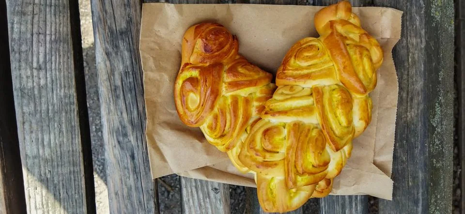 Bread art, small buns with openwork modeling on top lie on the table Foto stock