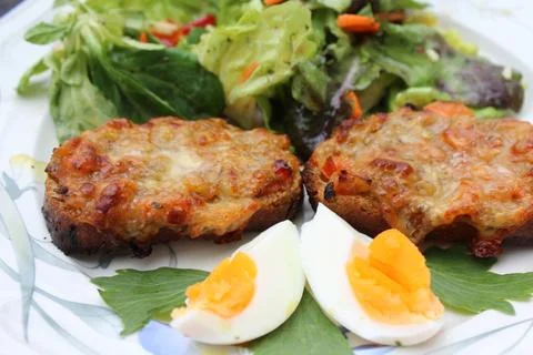 Bread au gratin with egg and salad Stock Photos