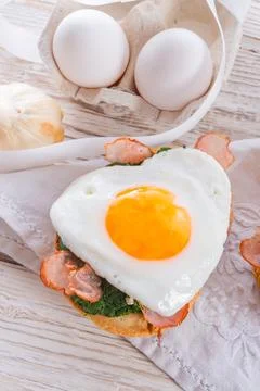 Bread au gratin with fried egg and spinach Stock Photos