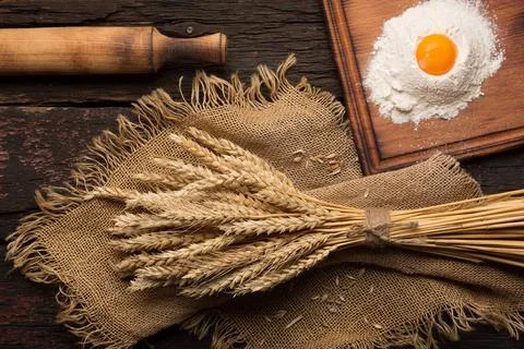 Bread baking bakery concept. Eggs, flour, spikelets on a wooden antique table Foto stock