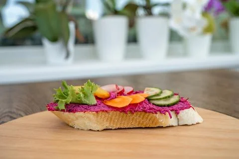 Bread with beetroot spread and vegetables Foto stock