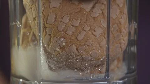 Bread In A Blender 스톡 동영상 105331578