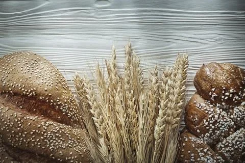 Bread bunch of rye ears on white board 스톡 사진