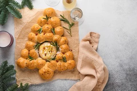 Bread buns Christmas tree with Roasted camembert cheese and rosemary on rusti Foto stock