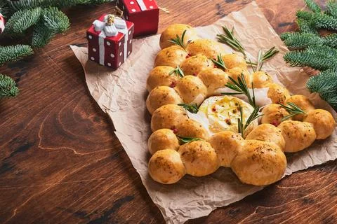 Bread buns Christmas tree with Roasted camembert cheese and rosemary on rusti Foto stock