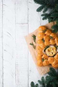 Bread buns Christmas tree with Roasted camembert cheese and rosemary on old w Foto stock