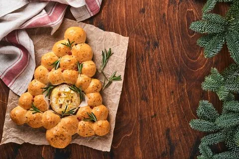 Bread buns Christmas tree with Roasted camembert cheese and rosemary on rusti Foto stock