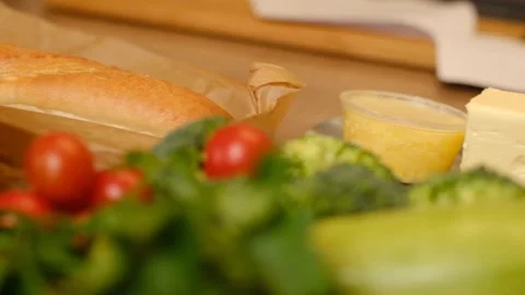 Bread, butter, bacon and vegetables | 120 fps 库存影片 158748536