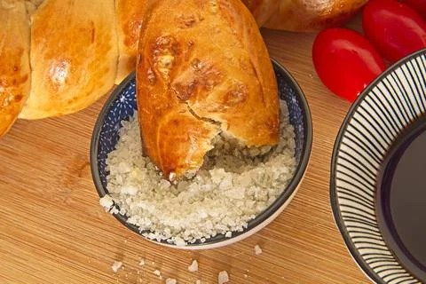 Bread on coarse Atlantic salt alongside olive oil and balsamic vinegar, first Foto stock