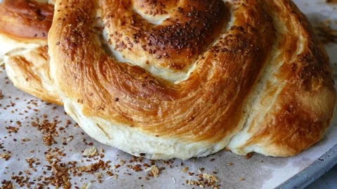 Bread cooked in the oven bread, Turkish bread oven, freshly baked breads, Vídeo Stock 103323805