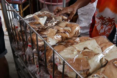 Bread crumb are in plastic bag for selling. Foto stock