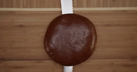 Bread cutting knife, lying on the board in two parts. Vidéo 70313613