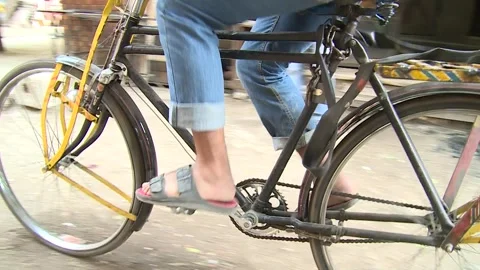 Bread delivery by bicycle Video stock 261295207