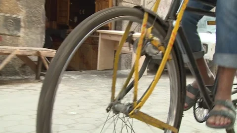 Bread delivery by bicycle Video stock 261295241