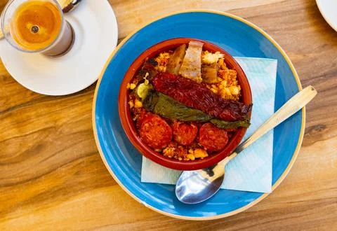 Bread dish migas with pepper and chorizo served on table Stock-Fotos