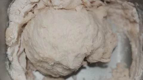 Bread dough ball turning in automatic bread maker machine kitchen appliance Vidéo 259229516