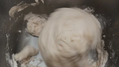 Bread dough ball turning in automatic bread maker machine kitchen appliance Vidéo 259229519