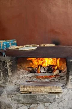 Bread on the fire in Pakistani village Foto stock