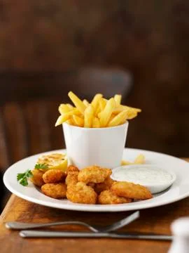 Bread, fried prawns with a dip and chips Foto stock