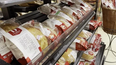 Bread at grocery store 库存影片 154069351