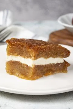 Bread kadayif with cream. Bread kadayif stuffed with cream in the middle. Tra Foto stock