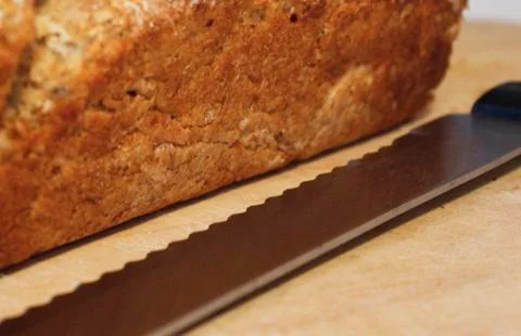Bread knife and loaf of bread Stock-Fotos