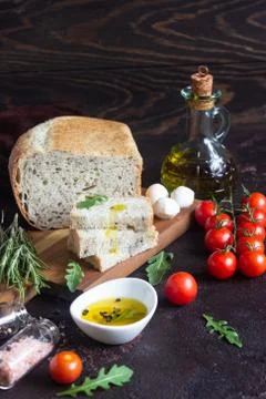 Bread, mozzarella, cherry tomatoes, olive oil, arugula and rosemary. Foto stock