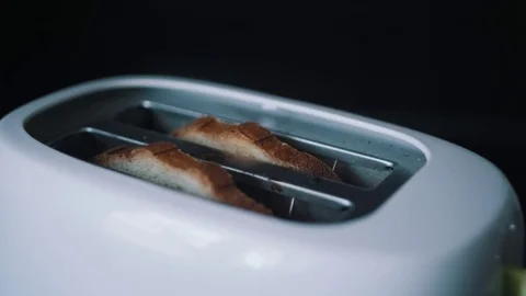 Bread out the toaster. Vidéo 71871437