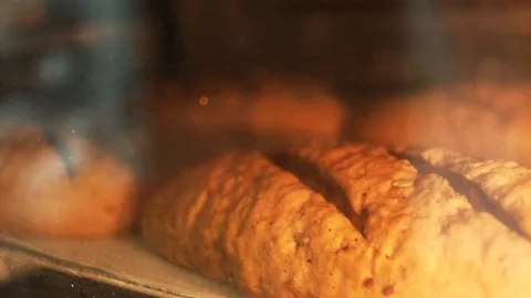Bread in oven Video stock 94165643