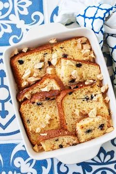 Bread (panettone) pudding from leftovers with custard and raisins. Foto stock