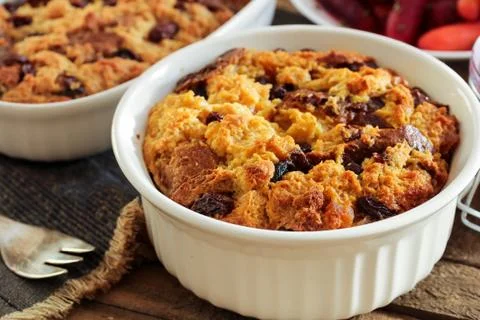 Bread pudding in a white ramekin close up view Foto stock