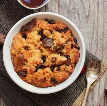 Bread pudding in a white ramekin top view flat lay Fotos de archivo