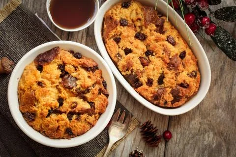 Bread pudding in a white ramekin top view flat lay Foto stock