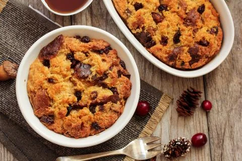 Bread pudding in a white ramekin top view flat lay Foto stock
