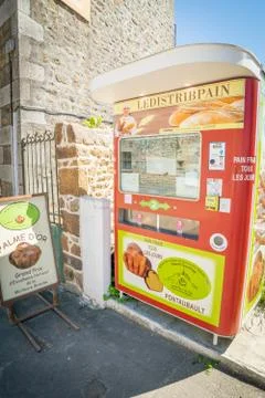 Bread Red coin Mashine on the side of the road with "ledistribpain" sign on i Stock-Fotos