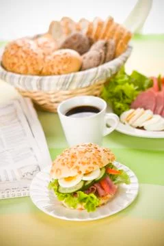 Bread roll with egg slices and lettuce Foto stock
