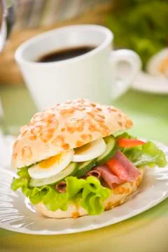 Bread roll with egg slices and lettuce Foto stock