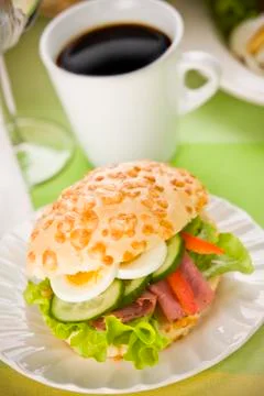 Bread roll with egg slices and lettuce Foto stock