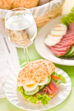 Bread roll with egg slices and lettuce Stockfoto's