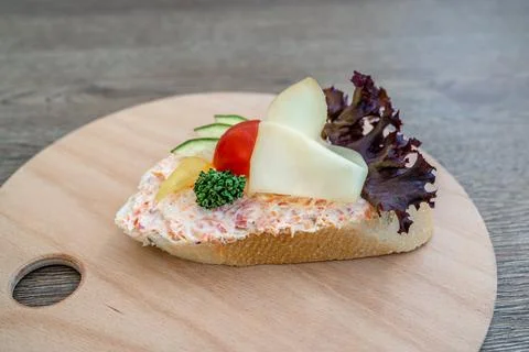 Bread with salad, vegetables and egg Foto stock