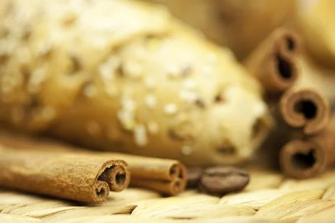 Bread with seeds and cinnamon in a wicker mat Foto stock