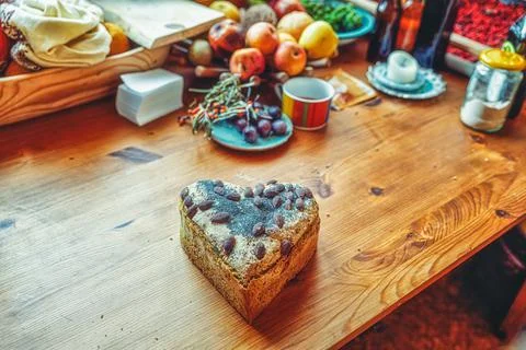 Bread shaped srdca with mandle and poppy seeds. Foto stock