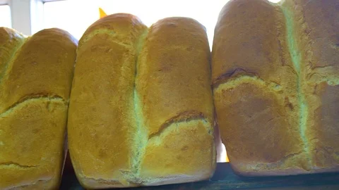 Bread on the shelf in baker Vidéo 106019432