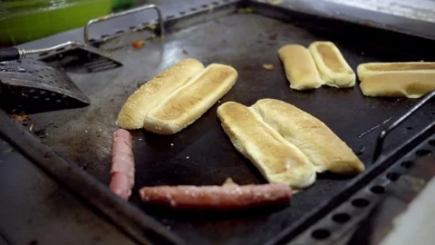 Bread slices toasting on flat top grill Vídeo Stock 328895627