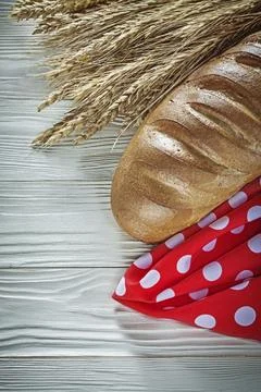 Bread stick wheat ears red napkin on white board Foto stock