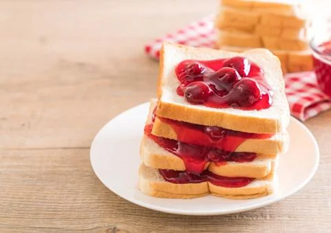 Bread with strawberry jam Foto stock